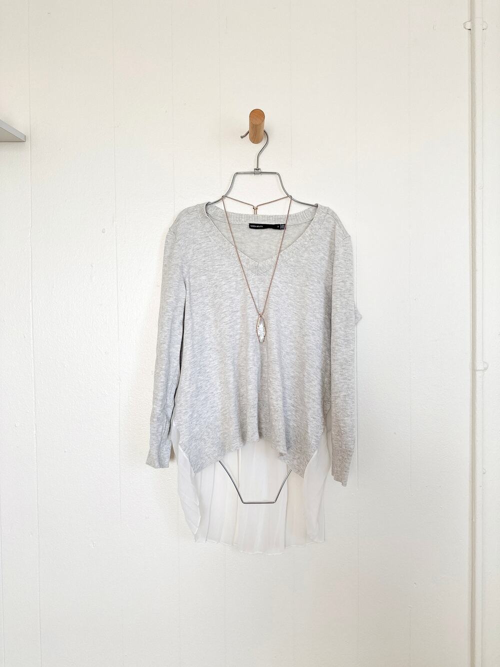 Karen Millen Gray Pleated Chiffon Back V-Neck Knit High-Low Sweater Top US 2